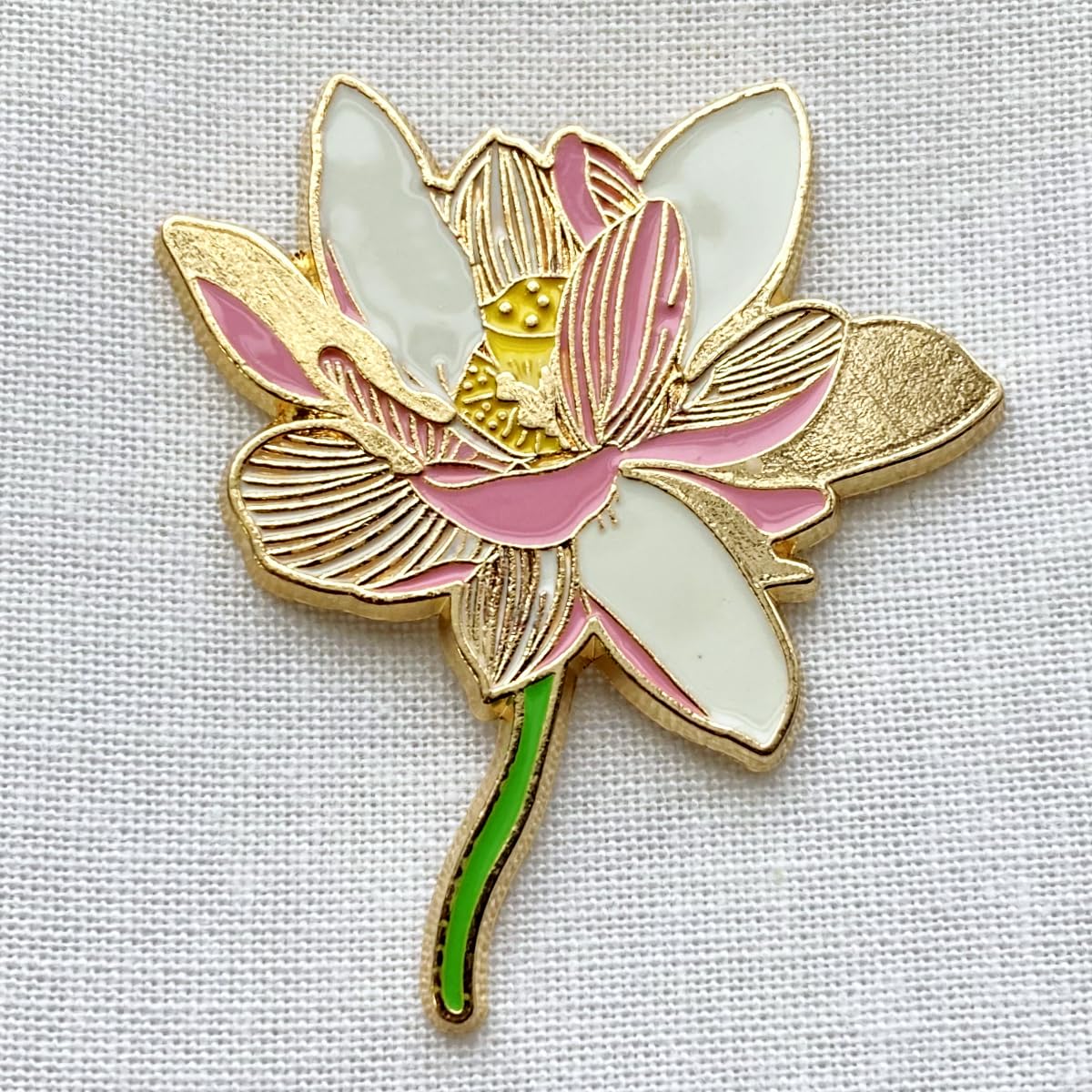 Amazon.co.jp: 蓮の花 天上の華 美しい ハスピンバッジ ピンズ